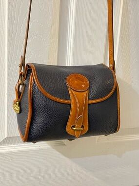 Dooney & Bourke Essex All Weather Leather, great condition, clean interior